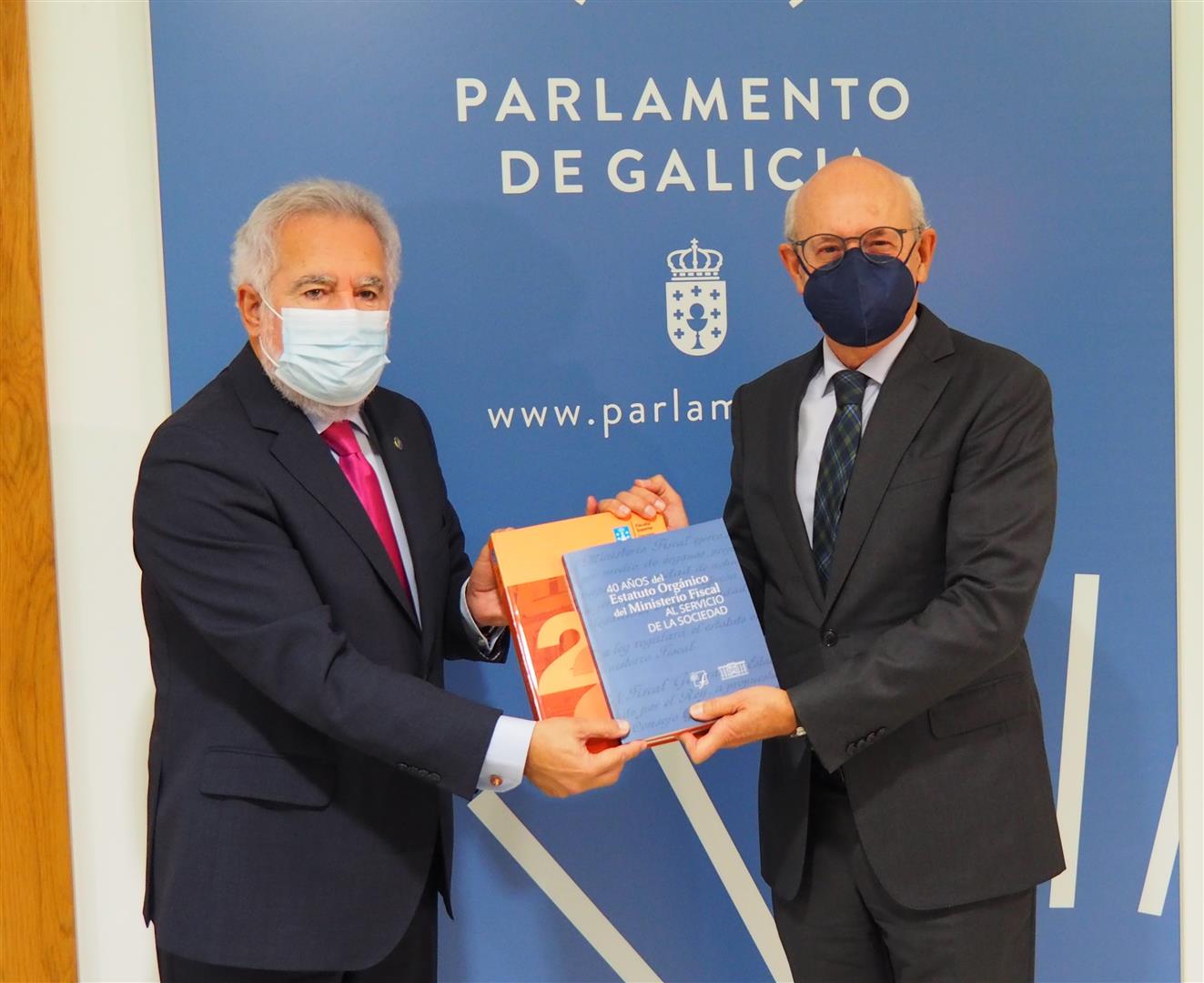 Foto da noticia:A Fiscalía Superior de Galicia entrega a Memoria de 2020 ao Parlamento